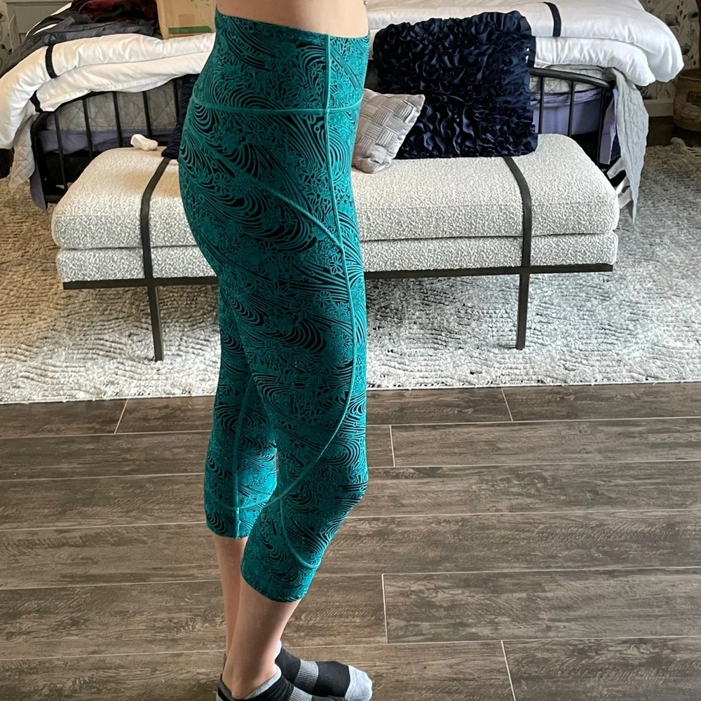 Lululemon Sz 4 Wonder Under Perfect condition - Picture 4 of 7